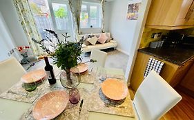 Cozy Bicester Village Townhouse With Garden